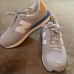 New Balance 237 Gray Sneakers with Navy and Yellow Heel Size 6 big kids (W8)